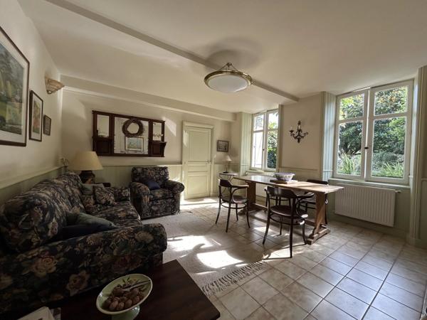 Elégante maison de ville de 3/4 chambres avec jardin de cour privé et petit verger.