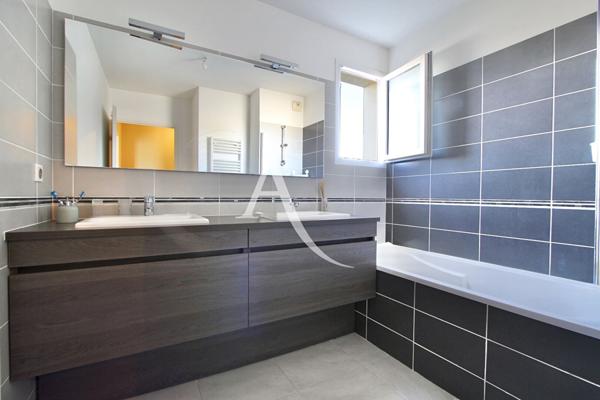 LATTES (QUARTIER MAURIN) - APPARTEMENT 4 PIÈCES 86M2 - 3 CHAMBRES - CLIMATISÉ - DOUBLE STATIONNEMENT - RÉSIDENCE RÉCENTE 2015