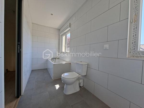 💰 OPPORTUNITÉ INVESTISSEUR – RENDEMENT + CASH-FLOW POSITIF 💰

📍 RARE ! à Villeparisis, proche des commodités, des transports et des axes principaux.

À Villeparisis, découvrez un ensemble immobilier à fort potentiel, idéal pour un investisseur à la recherche de rentabilité immédiate et évolutive.


🏡 2 MAISONS INDÉPENDANTES de 93,37 m² et 86,41 m² pour une surface totale de 180 m² intégralement REFAIT A NEUF avec piscine chauffée édifiée sur 900 m² de terrain.
      Confortables et lumineuses équipées d'une pompe à chaleur et offrant un bon niveau de confort. 
      IDEAL Famille nombreuse, projet multi-génération, investissement intelligent… pour accueillir un proche, ou créer une activité indépendante.

Avec possibilité de créer un 3ème lot pour un appartement de type F2 ou F3.

 Le pavillon principal se compose d'une entrée desservant un wc, une chambre, une cuisine aménagée, un séjour donnant accès à une piscine couverte chauffée. 
A l'étage vous trouverez 3 belles chambres et une salle de bains avec wc et seche-serviettes.

Le second pavillon, IDEAL POUR LA LOCATION classique ou meublée se compose d'une entrée desservant une cuisine aménagée, d'un séjour lumineux, d'un cellier, et d'un wc
suivi d'une suite parentale avec salle d'eau et wc. 
A l'étage vous trouverez 3 chambres suivies d'une salle de bains avec wc et sèche-serviettes. 

📐 Environ 180m² habitables
🚗 Garage d’environ 70 m² avec potentiel d’aménagement POUR UN F2 ou F3 
💰 Revenus locatifs possibles
❄ Pompe à chaleur / confort énergétique
📍 Secteur recherché proche commodités et écoles Normandie Niemen et collège Marthe Simard
  Transports : RER B Gare de Villeparisis 

👉 Idéal pour :
✔ grande famille
✔ habitation + revenus locatifs
✔ investisseur recherchant rentabilité et cash-flow
✔ projet multi-génération
✔ Bonne performance énergétique globale 

💸 Belle performance financière
👉 Un bien capable de s’autofinancer et de générer du revenu mensuel.

🔥 Conclusion
Situation	Rentabilité brute	                 Rentabilité nette
Bien exploité en l’état	≈ 7,9 %             	≈ 6,6 %
Avec optimisation du garage ≈ 11 %      	≈ 9 % estimés

👉 À ce niveau de prix, le bien présente un très bon potentiel de rentabilité pour le secteur, avec une possibilité d’évolution intéressante pour un investisseur souhaitant développer les revenus locatifs.


A saisir rapidement !