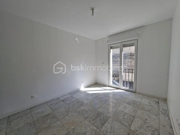 💰 OPPORTUNITÉ INVESTISSEUR – RENDEMENT + CASH-FLOW POSITIF 💰

📍 RARE ! à Villeparisis, proche des commodités, des transports et des axes principaux.

À Villeparisis, découvrez un ensemble immobilier à fort potentiel, idéal pour un investisseur à la recherche de rentabilité immédiate et évolutive.


🏡 2 MAISONS INDÉPENDANTES de 93,37 m² et 86,41 m² pour une surface totale de 180 m² intégralement REFAIT A NEUF avec piscine chauffée édifiée sur 900 m² de terrain.
      Confortables et lumineuses équipées d'une pompe à chaleur et offrant un bon niveau de confort. 
      IDEAL Famille nombreuse, projet multi-génération, investissement intelligent… pour accueillir un proche, ou créer une activité indépendante.

Avec possibilité de créer un 3ème lot pour un appartement de type F2 ou F3.

 Le pavillon principal se compose d'une entrée desservant un wc, une chambre, une cuisine aménagée, un séjour donnant accès à une piscine couverte chauffée. 
A l'étage vous trouverez 3 belles chambres et une salle de bains avec wc et seche-serviettes.

Le second pavillon, IDEAL POUR LA LOCATION classique ou meublée se compose d'une entrée desservant une cuisine aménagée, d'un séjour lumineux, d'un cellier, et d'un wc
suivi d'une suite parentale avec salle d'eau et wc. 
A l'étage vous trouverez 3 chambres suivies d'une salle de bains avec wc et sèche-serviettes. 

📐 Environ 180m² habitables
🚗 Garage d’environ 70 m² avec potentiel d’aménagement POUR UN F2 ou F3 
💰 Revenus locatifs possibles
❄ Pompe à chaleur / confort énergétique
📍 Secteur recherché proche commodités et écoles Normandie Niemen et collège Marthe Simard
  Transports : RER B Gare de Villeparisis 

👉 Idéal pour :
✔ grande famille
✔ habitation + revenus locatifs
✔ investisseur recherchant rentabilité et cash-flow
✔ projet multi-génération
✔ Bonne performance énergétique globale 

💸 Belle performance financière
👉 Un bien capable de s’autofinancer et de générer du revenu mensuel.

🔥 Conclusion
Situation	Rentabilité brute	                 Rentabilité nette
Bien exploité en l’état	≈ 7,9 %             	≈ 6,6 %
Avec optimisation du garage ≈ 11 %      	≈ 9 % estimés

👉 À ce niveau de prix, le bien présente un très bon potentiel de rentabilité pour le secteur, avec une possibilité d’évolution intéressante pour un investisseur souhaitant développer les revenus locatifs.


A saisir rapidement !