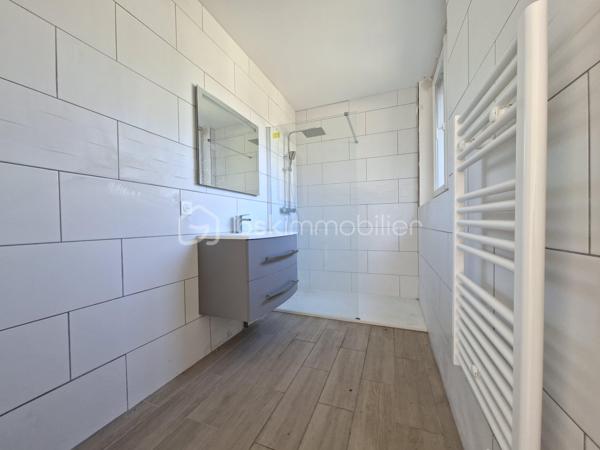 💰 OPPORTUNITÉ INVESTISSEUR – RENDEMENT + CASH-FLOW POSITIF 💰

📍 RARE ! à Villeparisis, proche des commodités, des transports et des axes principaux.

À Villeparisis, découvrez un ensemble immobilier à fort potentiel, idéal pour un investisseur à la recherche de rentabilité immédiate et évolutive.


🏡 2 MAISONS INDÉPENDANTES de 93,37 m² et 86,41 m² pour une surface totale de 180 m² intégralement REFAIT A NEUF avec piscine chauffée édifiée sur 900 m² de terrain.
      Confortables et lumineuses équipées d'une pompe à chaleur et offrant un bon niveau de confort. 
      IDEAL Famille nombreuse, projet multi-génération, investissement intelligent… pour accueillir un proche, ou créer une activité indépendante.

Avec possibilité de créer un 3ème lot pour un appartement de type F2 ou F3.

 Le pavillon principal se compose d'une entrée desservant un wc, une chambre, une cuisine aménagée, un séjour donnant accès à une piscine couverte chauffée. 
A l'étage vous trouverez 3 belles chambres et une salle de bains avec wc et seche-serviettes.

Le second pavillon, IDEAL POUR LA LOCATION classique ou meublée se compose d'une entrée desservant une cuisine aménagée, d'un séjour lumineux, d'un cellier, et d'un wc
suivi d'une suite parentale avec salle d'eau et wc. 
A l'étage vous trouverez 3 chambres suivies d'une salle de bains avec wc et sèche-serviettes. 

📐 Environ 180m² habitables
🚗 Garage d’environ 70 m² avec potentiel d’aménagement POUR UN F2 ou F3 
💰 Revenus locatifs possibles
❄ Pompe à chaleur / confort énergétique
📍 Secteur recherché proche commodités et écoles Normandie Niemen et collège Marthe Simard
  Transports : RER B Gare de Villeparisis 

👉 Idéal pour :
✔ grande famille
✔ habitation + revenus locatifs
✔ investisseur recherchant rentabilité et cash-flow
✔ projet multi-génération
✔ Bonne performance énergétique globale 

💸 Belle performance financière
👉 Un bien capable de s’autofinancer et de générer du revenu mensuel.

🔥 Conclusion
Situation	Rentabilité brute	                 Rentabilité nette
Bien exploité en l’état	≈ 7,9 %             	≈ 6,6 %
Avec optimisation du garage ≈ 11 %      	≈ 9 % estimés

👉 À ce niveau de prix, le bien présente un très bon potentiel de rentabilité pour le secteur, avec une possibilité d’évolution intéressante pour un investisseur souhaitant développer les revenus locatifs.


A saisir rapidement !