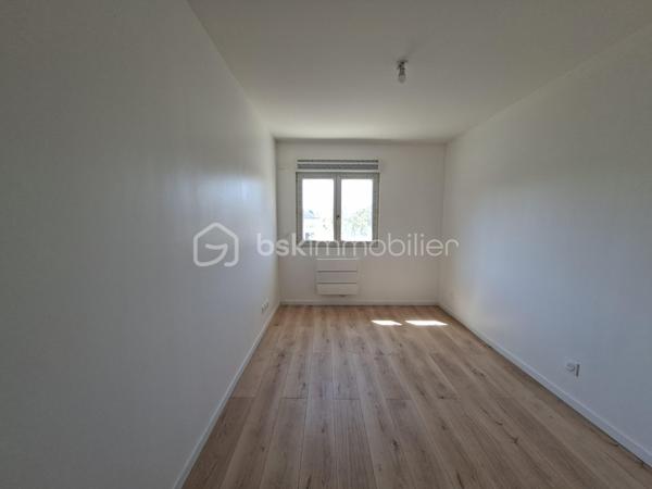 💰 OPPORTUNITÉ INVESTISSEUR – RENDEMENT + CASH-FLOW POSITIF 💰

📍 RARE ! à Villeparisis, proche des commodités, des transports et des axes principaux.

À Villeparisis, découvrez un ensemble immobilier à fort potentiel, idéal pour un investisseur à la recherche de rentabilité immédiate et évolutive.


🏡 2 MAISONS INDÉPENDANTES de 93,37 m² et 86,41 m² pour une surface totale de 180 m² intégralement REFAIT A NEUF avec piscine chauffée édifiée sur 900 m² de terrain.
      Confortables et lumineuses équipées d'une pompe à chaleur et offrant un bon niveau de confort. 
      IDEAL Famille nombreuse, projet multi-génération, investissement intelligent… pour accueillir un proche, ou créer une activité indépendante.

Avec possibilité de créer un 3ème lot pour un appartement de type F2 ou F3.

 Le pavillon principal se compose d'une entrée desservant un wc, une chambre, une cuisine aménagée, un séjour donnant accès à une piscine couverte chauffée. 
A l'étage vous trouverez 3 belles chambres et une salle de bains avec wc et seche-serviettes.

Le second pavillon, IDEAL POUR LA LOCATION classique ou meublée se compose d'une entrée desservant une cuisine aménagée, d'un séjour lumineux, d'un cellier, et d'un wc
suivi d'une suite parentale avec salle d'eau et wc. 
A l'étage vous trouverez 3 chambres suivies d'une salle de bains avec wc et sèche-serviettes. 

📐 Environ 180m² habitables
🚗 Garage d’environ 70 m² avec potentiel d’aménagement POUR UN F2 ou F3 
💰 Revenus locatifs possibles
❄ Pompe à chaleur / confort énergétique
📍 Secteur recherché proche commodités et écoles Normandie Niemen et collège Marthe Simard
  Transports : RER B Gare de Villeparisis 

👉 Idéal pour :
✔ grande famille
✔ habitation + revenus locatifs
✔ investisseur recherchant rentabilité et cash-flow
✔ projet multi-génération
✔ Bonne performance énergétique globale 

💸 Belle performance financière
👉 Un bien capable de s’autofinancer et de générer du revenu mensuel.

🔥 Conclusion
Situation	Rentabilité brute	                 Rentabilité nette
Bien exploité en l’état	≈ 7,9 %             	≈ 6,6 %
Avec optimisation du garage ≈ 11 %      	≈ 9 % estimés

👉 À ce niveau de prix, le bien présente un très bon potentiel de rentabilité pour le secteur, avec une possibilité d’évolution intéressante pour un investisseur souhaitant développer les revenus locatifs.


A saisir rapidement !