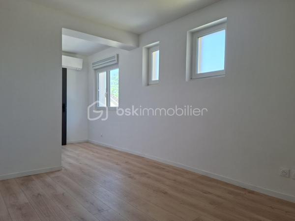 💰 OPPORTUNITÉ INVESTISSEUR – RENDEMENT + CASH-FLOW POSITIF 💰

📍 RARE ! à Villeparisis, proche des commodités, des transports et des axes principaux.

À Villeparisis, découvrez un ensemble immobilier à fort potentiel, idéal pour un investisseur à la recherche de rentabilité immédiate et évolutive.


🏡 2 MAISONS INDÉPENDANTES de 93,37 m² et 86,41 m² pour une surface totale de 180 m² intégralement REFAIT A NEUF avec piscine chauffée édifiée sur 900 m² de terrain.
      Confortables et lumineuses équipées d'une pompe à chaleur et offrant un bon niveau de confort. 
      IDEAL Famille nombreuse, projet multi-génération, investissement intelligent… pour accueillir un proche, ou créer une activité indépendante.

Avec possibilité de créer un 3ème lot pour un appartement de type F2 ou F3.

 Le pavillon principal se compose d'une entrée desservant un wc, une chambre, une cuisine aménagée, un séjour donnant accès à une piscine couverte chauffée. 
A l'étage vous trouverez 3 belles chambres et une salle de bains avec wc et seche-serviettes.

Le second pavillon, IDEAL POUR LA LOCATION classique ou meublée se compose d'une entrée desservant une cuisine aménagée, d'un séjour lumineux, d'un cellier, et d'un wc
suivi d'une suite parentale avec salle d'eau et wc. 
A l'étage vous trouverez 3 chambres suivies d'une salle de bains avec wc et sèche-serviettes. 

📐 Environ 180m² habitables
🚗 Garage d’environ 70 m² avec potentiel d’aménagement POUR UN F2 ou F3 
💰 Revenus locatifs possibles
❄ Pompe à chaleur / confort énergétique
📍 Secteur recherché proche commodités et écoles Normandie Niemen et collège Marthe Simard
  Transports : RER B Gare de Villeparisis 

👉 Idéal pour :
✔ grande famille
✔ habitation + revenus locatifs
✔ investisseur recherchant rentabilité et cash-flow
✔ projet multi-génération
✔ Bonne performance énergétique globale 

💸 Belle performance financière
👉 Un bien capable de s’autofinancer et de générer du revenu mensuel.

🔥 Conclusion
Situation	Rentabilité brute	                 Rentabilité nette
Bien exploité en l’état	≈ 7,9 %             	≈ 6,6 %
Avec optimisation du garage ≈ 11 %      	≈ 9 % estimés

👉 À ce niveau de prix, le bien présente un très bon potentiel de rentabilité pour le secteur, avec une possibilité d’évolution intéressante pour un investisseur souhaitant développer les revenus locatifs.


A saisir rapidement !