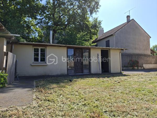 💰 OPPORTUNITÉ INVESTISSEUR – RENDEMENT + CASH-FLOW POSITIF 💰

📍 RARE ! à Villeparisis, proche des commodités, des transports et des axes principaux.

À Villeparisis, découvrez un ensemble immobilier à fort potentiel, idéal pour un investisseur à la recherche de rentabilité immédiate et évolutive.


🏡 2 MAISONS INDÉPENDANTES de 93,37 m² et 86,41 m² pour une surface totale de 180 m² intégralement REFAIT A NEUF avec piscine chauffée édifiée sur 900 m² de terrain.
      Confortables et lumineuses équipées d'une pompe à chaleur et offrant un bon niveau de confort. 
      IDEAL Famille nombreuse, projet multi-génération, investissement intelligent… pour accueillir un proche, ou créer une activité indépendante.

Avec possibilité de créer un 3ème lot pour un appartement de type F2 ou F3.

 Le pavillon principal se compose d'une entrée desservant un wc, une chambre, une cuisine aménagée, un séjour donnant accès à une piscine couverte chauffée. 
A l'étage vous trouverez 3 belles chambres et une salle de bains avec wc et seche-serviettes.

Le second pavillon, IDEAL POUR LA LOCATION classique ou meublée se compose d'une entrée desservant une cuisine aménagée, d'un séjour lumineux, d'un cellier, et d'un wc
suivi d'une suite parentale avec salle d'eau et wc. 
A l'étage vous trouverez 3 chambres suivies d'une salle de bains avec wc et sèche-serviettes. 

📐 Environ 180m² habitables
🚗 Garage d’environ 70 m² avec potentiel d’aménagement POUR UN F2 ou F3 
💰 Revenus locatifs possibles
❄ Pompe à chaleur / confort énergétique
📍 Secteur recherché proche commodités et écoles Normandie Niemen et collège Marthe Simard
  Transports : RER B Gare de Villeparisis 

👉 Idéal pour :
✔ grande famille
✔ habitation + revenus locatifs
✔ investisseur recherchant rentabilité et cash-flow
✔ projet multi-génération
✔ Bonne performance énergétique globale 

💸 Belle performance financière
👉 Un bien capable de s’autofinancer et de générer du revenu mensuel.

🔥 Conclusion
Situation	Rentabilité brute	                 Rentabilité nette
Bien exploité en l’état	≈ 7,9 %             	≈ 6,6 %
Avec optimisation du garage ≈ 11 %      	≈ 9 % estimés

👉 À ce niveau de prix, le bien présente un très bon potentiel de rentabilité pour le secteur, avec une possibilité d’évolution intéressante pour un investisseur souhaitant développer les revenus locatifs.


A saisir rapidement !