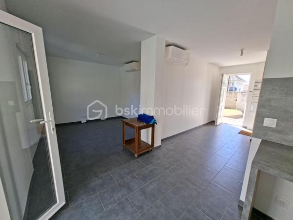 💰 OPPORTUNITÉ INVESTISSEUR – RENDEMENT + CASH-FLOW POSITIF 💰

📍 RARE ! à Villeparisis, proche des commodités, des transports et des axes principaux.

À Villeparisis, découvrez un ensemble immobilier à fort potentiel, idéal pour un investisseur à la recherche de rentabilité immédiate et évolutive.


🏡 2 MAISONS INDÉPENDANTES de 93,37 m² et 86,41 m² pour une surface totale de 180 m² intégralement REFAIT A NEUF avec piscine chauffée édifiée sur 900 m² de terrain.
      Confortables et lumineuses équipées d'une pompe à chaleur et offrant un bon niveau de confort. 
      IDEAL Famille nombreuse, projet multi-génération, investissement intelligent… pour accueillir un proche, ou créer une activité indépendante.

Avec possibilité de créer un 3ème lot pour un appartement de type F2 ou F3.

 Le pavillon principal se compose d'une entrée desservant un wc, une chambre, une cuisine aménagée, un séjour donnant accès à une piscine couverte chauffée. 
A l'étage vous trouverez 3 belles chambres et une salle de bains avec wc et seche-serviettes.

Le second pavillon, IDEAL POUR LA LOCATION classique ou meublée se compose d'une entrée desservant une cuisine aménagée, d'un séjour lumineux, d'un cellier, et d'un wc
suivi d'une suite parentale avec salle d'eau et wc. 
A l'étage vous trouverez 3 chambres suivies d'une salle de bains avec wc et sèche-serviettes. 

📐 Environ 180m² habitables
🚗 Garage d’environ 70 m² avec potentiel d’aménagement POUR UN F2 ou F3 
💰 Revenus locatifs possibles
❄ Pompe à chaleur / confort énergétique
📍 Secteur recherché proche commodités et écoles Normandie Niemen et collège Marthe Simard
  Transports : RER B Gare de Villeparisis 

👉 Idéal pour :
✔ grande famille
✔ habitation + revenus locatifs
✔ investisseur recherchant rentabilité et cash-flow
✔ projet multi-génération
✔ Bonne performance énergétique globale 

💸 Belle performance financière
👉 Un bien capable de s’autofinancer et de générer du revenu mensuel.

🔥 Conclusion
Situation	Rentabilité brute	                 Rentabilité nette
Bien exploité en l’état	≈ 7,9 %             	≈ 6,6 %
Avec optimisation du garage ≈ 11 %      	≈ 9 % estimés

👉 À ce niveau de prix, le bien présente un très bon potentiel de rentabilité pour le secteur, avec une possibilité d’évolution intéressante pour un investisseur souhaitant développer les revenus locatifs.


A saisir rapidement !