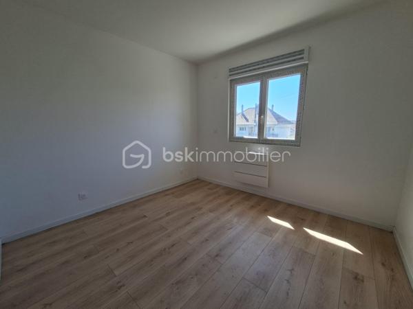 💰 OPPORTUNITÉ INVESTISSEUR – RENDEMENT + CASH-FLOW POSITIF 💰

📍 RARE ! à Villeparisis, proche des commodités, des transports et des axes principaux.

À Villeparisis, découvrez un ensemble immobilier à fort potentiel, idéal pour un investisseur à la recherche de rentabilité immédiate et évolutive.


🏡 2 MAISONS INDÉPENDANTES de 93,37 m² et 86,41 m² pour une surface totale de 180 m² intégralement REFAIT A NEUF avec piscine chauffée édifiée sur 900 m² de terrain.
      Confortables et lumineuses équipées d'une pompe à chaleur et offrant un bon niveau de confort. 
      IDEAL Famille nombreuse, projet multi-génération, investissement intelligent… pour accueillir un proche, ou créer une activité indépendante.

Avec possibilité de créer un 3ème lot pour un appartement de type F2 ou F3.

 Le pavillon principal se compose d'une entrée desservant un wc, une chambre, une cuisine aménagée, un séjour donnant accès à une piscine couverte chauffée. 
A l'étage vous trouverez 3 belles chambres et une salle de bains avec wc et seche-serviettes.

Le second pavillon, IDEAL POUR LA LOCATION classique ou meublée se compose d'une entrée desservant une cuisine aménagée, d'un séjour lumineux, d'un cellier, et d'un wc
suivi d'une suite parentale avec salle d'eau et wc. 
A l'étage vous trouverez 3 chambres suivies d'une salle de bains avec wc et sèche-serviettes. 

📐 Environ 180m² habitables
🚗 Garage d’environ 70 m² avec potentiel d’aménagement POUR UN F2 ou F3 
💰 Revenus locatifs possibles
❄ Pompe à chaleur / confort énergétique
📍 Secteur recherché proche commodités et écoles Normandie Niemen et collège Marthe Simard
  Transports : RER B Gare de Villeparisis 

👉 Idéal pour :
✔ grande famille
✔ habitation + revenus locatifs
✔ investisseur recherchant rentabilité et cash-flow
✔ projet multi-génération
✔ Bonne performance énergétique globale 

💸 Belle performance financière
👉 Un bien capable de s’autofinancer et de générer du revenu mensuel.

🔥 Conclusion
Situation	Rentabilité brute	                 Rentabilité nette
Bien exploité en l’état	≈ 7,9 %             	≈ 6,6 %
Avec optimisation du garage ≈ 11 %      	≈ 9 % estimés

👉 À ce niveau de prix, le bien présente un très bon potentiel de rentabilité pour le secteur, avec une possibilité d’évolution intéressante pour un investisseur souhaitant développer les revenus locatifs.


A saisir rapidement !