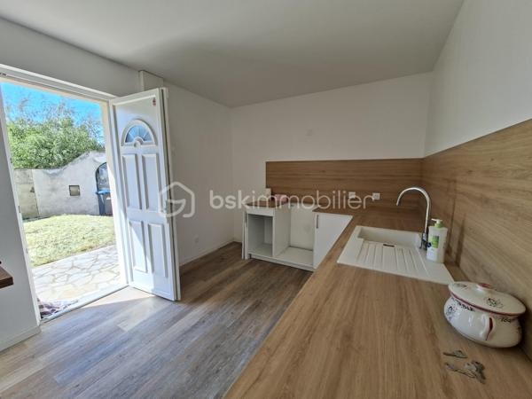 💰 OPPORTUNITÉ INVESTISSEUR – RENDEMENT + CASH-FLOW POSITIF 💰

📍 RARE ! à Villeparisis, proche des commodités, des transports et des axes principaux.

À Villeparisis, découvrez un ensemble immobilier à fort potentiel, idéal pour un investisseur à la recherche de rentabilité immédiate et évolutive.


🏡 2 MAISONS INDÉPENDANTES de 93,37 m² et 86,41 m² pour une surface totale de 180 m² intégralement REFAIT A NEUF avec piscine chauffée édifiée sur 900 m² de terrain.
      Confortables et lumineuses équipées d'une pompe à chaleur et offrant un bon niveau de confort. 
      IDEAL Famille nombreuse, projet multi-génération, investissement intelligent… pour accueillir un proche, ou créer une activité indépendante.

Avec possibilité de créer un 3ème lot pour un appartement de type F2 ou F3.

 Le pavillon principal se compose d'une entrée desservant un wc, une chambre, une cuisine aménagée, un séjour donnant accès à une piscine couverte chauffée. 
A l'étage vous trouverez 3 belles chambres et une salle de bains avec wc et seche-serviettes.

Le second pavillon, IDEAL POUR LA LOCATION classique ou meublée se compose d'une entrée desservant une cuisine aménagée, d'un séjour lumineux, d'un cellier, et d'un wc
suivi d'une suite parentale avec salle d'eau et wc. 
A l'étage vous trouverez 3 chambres suivies d'une salle de bains avec wc et sèche-serviettes. 

📐 Environ 180m² habitables
🚗 Garage d’environ 70 m² avec potentiel d’aménagement POUR UN F2 ou F3 
💰 Revenus locatifs possibles
❄ Pompe à chaleur / confort énergétique
📍 Secteur recherché proche commodités et écoles Normandie Niemen et collège Marthe Simard
  Transports : RER B Gare de Villeparisis 

👉 Idéal pour :
✔ grande famille
✔ habitation + revenus locatifs
✔ investisseur recherchant rentabilité et cash-flow
✔ projet multi-génération
✔ Bonne performance énergétique globale 

💸 Belle performance financière
👉 Un bien capable de s’autofinancer et de générer du revenu mensuel.

🔥 Conclusion
Situation	Rentabilité brute	                 Rentabilité nette
Bien exploité en l’état	≈ 7,9 %             	≈ 6,6 %
Avec optimisation du garage ≈ 11 %      	≈ 9 % estimés

👉 À ce niveau de prix, le bien présente un très bon potentiel de rentabilité pour le secteur, avec une possibilité d’évolution intéressante pour un investisseur souhaitant développer les revenus locatifs.


A saisir rapidement !