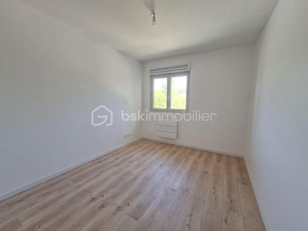 💰 OPPORTUNITÉ INVESTISSEUR – RENDEMENT + CASH-FLOW POSITIF 💰

📍 RARE ! à Villeparisis, proche des commodités, des transports et des axes principaux.

À Villeparisis, découvrez un ensemble immobilier à fort potentiel, idéal pour un investisseur à la recherche de rentabilité immédiate et évolutive.


🏡 2 MAISONS INDÉPENDANTES de 93,37 m² et 86,41 m² pour une surface totale de 180 m² intégralement REFAIT A NEUF avec piscine chauffée édifiée sur 900 m² de terrain.
      Confortables et lumineuses équipées d'une pompe à chaleur et offrant un bon niveau de confort. 
      IDEAL Famille nombreuse, projet multi-génération, investissement intelligent… pour accueillir un proche, ou créer une activité indépendante.

Avec possibilité de créer un 3ème lot pour un appartement de type F2 ou F3.

 Le pavillon principal se compose d'une entrée desservant un wc, une chambre, une cuisine aménagée, un séjour donnant accès à une piscine couverte chauffée. 
A l'étage vous trouverez 3 belles chambres et une salle de bains avec wc et seche-serviettes.

Le second pavillon, IDEAL POUR LA LOCATION classique ou meublée se compose d'une entrée desservant une cuisine aménagée, d'un séjour lumineux, d'un cellier, et d'un wc
suivi d'une suite parentale avec salle d'eau et wc. 
A l'étage vous trouverez 3 chambres suivies d'une salle de bains avec wc et sèche-serviettes. 

📐 Environ 180m² habitables
🚗 Garage d’environ 70 m² avec potentiel d’aménagement POUR UN F2 ou F3 
💰 Revenus locatifs possibles
❄ Pompe à chaleur / confort énergétique
📍 Secteur recherché proche commodités et écoles Normandie Niemen et collège Marthe Simard
  Transports : RER B Gare de Villeparisis 

👉 Idéal pour :
✔ grande famille
✔ habitation + revenus locatifs
✔ investisseur recherchant rentabilité et cash-flow
✔ projet multi-génération
✔ Bonne performance énergétique globale 

💸 Belle performance financière
👉 Un bien capable de s’autofinancer et de générer du revenu mensuel.

🔥 Conclusion
Situation	Rentabilité brute	                 Rentabilité nette
Bien exploité en l’état	≈ 7,9 %             	≈ 6,6 %
Avec optimisation du garage ≈ 11 %      	≈ 9 % estimés

👉 À ce niveau de prix, le bien présente un très bon potentiel de rentabilité pour le secteur, avec une possibilité d’évolution intéressante pour un investisseur souhaitant développer les revenus locatifs.


A saisir rapidement !
