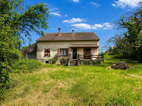 Pour les amoureux des travaux et des projets de rénovation, venez découvrir cette maison individuelle située dans un environnement calme et verdoyant dans le centre de Bassevelle, à proximité d’une école primaire et à seulement une dizaine de minutes de La Ferté-sous-Jouarre. 

Implantée sur un beau terrain arboré d’environ 1 000 m², cette propriété bénéficie d’un cadre de vie privilégié, en pleine campagne, idéal pour profiter du calme et de la nature tout en restant proche des principaux axes.

La maison offre une belle base de rénovation avec une structure saine et un très fort potentiel d’aménagement. Les fondations ainsi que la toiture sont en bon état général, permettant d’envisager sereinement les travaux de modernisation intérieure.

Au rez-de-chaussée, vous découvrirez une entrée desservant un vaste salon/séjour lumineux avec cheminée, offrant un bel espace de vie chaleureux et convivial. La cuisine indépendante et spacieuse , pourra être entièrement repensée selon vos goûts pour créer une pièce moderne et familiale.

Toujours au même niveau, la maison dispose de deux chambres, d’une salle de bain ainsi que d’un WC indépendant, permettant une vie de plain-pied particulièrement appréciable.

À l’étage, une troisième chambre vient compléter l’espace nuit, accompagnée d’une pièce supplémentaire à aménager selon vos besoins : chambre additionnelle, bureau, dressing, salle de jeux ou espace détente.

Le bien bénéficie également d’un sous-sol total ainsi que d’un garage, offrant de nombreuses possibilités de stationnement, de stockage, d’atelier ou d’aménagement complémentaire.

À l’extérieur, le grand jardin entoure agréablement la maison et laisse place à de multiples projets : terrasse, potager, piscine, espace de jeux ou aménagement paysager.

Des travaux de rénovation sont à prévoir dans l’ensemble de la maison, mais cette propriété représente une excellente opportunité pour les acquéreurs souhaitant personnaliser leur futur lieu de vie ou réaliser un investissement à fort potentiel.

Une maison pleine de charme et de possibilités, idéale pour une résidence principale, une maison de campagne ou un projet de rénovation de caractère.