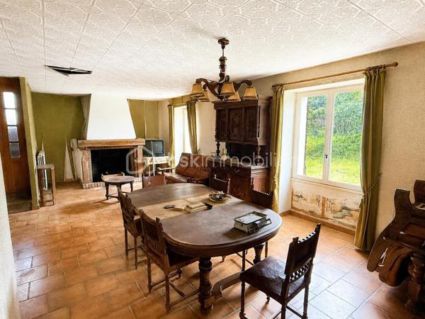 Pour les amoureux des travaux et des projets de rénovation, venez découvrir cette maison individuelle située dans un environnement calme et verdoyant dans le centre de Bassevelle, à proximité d’une école primaire et à seulement une dizaine de minutes de La Ferté-sous-Jouarre. 

Implantée sur un beau terrain arboré d’environ 1 000 m², cette propriété bénéficie d’un cadre de vie privilégié, en pleine campagne, idéal pour profiter du calme et de la nature tout en restant proche des principaux axes.

La maison offre une belle base de rénovation avec une structure saine et un très fort potentiel d’aménagement. Les fondations ainsi que la toiture sont en bon état général, permettant d’envisager sereinement les travaux de modernisation intérieure.

Au rez-de-chaussée, vous découvrirez une entrée desservant un vaste salon/séjour lumineux avec cheminée, offrant un bel espace de vie chaleureux et convivial. La cuisine indépendante et spacieuse , pourra être entièrement repensée selon vos goûts pour créer une pièce moderne et familiale.

Toujours au même niveau, la maison dispose de deux chambres, d’une salle de bain ainsi que d’un WC indépendant, permettant une vie de plain-pied particulièrement appréciable.

À l’étage, une troisième chambre vient compléter l’espace nuit, accompagnée d’une pièce supplémentaire à aménager selon vos besoins : chambre additionnelle, bureau, dressing, salle de jeux ou espace détente.

Le bien bénéficie également d’un sous-sol total ainsi que d’un garage, offrant de nombreuses possibilités de stationnement, de stockage, d’atelier ou d’aménagement complémentaire.

À l’extérieur, le grand jardin entoure agréablement la maison et laisse place à de multiples projets : terrasse, potager, piscine, espace de jeux ou aménagement paysager.

Des travaux de rénovation sont à prévoir dans l’ensemble de la maison, mais cette propriété représente une excellente opportunité pour les acquéreurs souhaitant personnaliser leur futur lieu de vie ou réaliser un investissement à fort potentiel.

Une maison pleine de charme et de possibilités, idéale pour une résidence principale, une maison de campagne ou un projet de rénovation de caractère.
