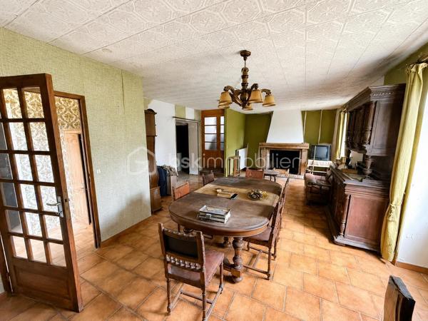 Pour les amoureux des travaux et des projets de rénovation, venez découvrir cette maison individuelle située dans un environnement calme et verdoyant dans le centre de Bassevelle, à proximité d’une école primaire et à seulement une dizaine de minutes de La Ferté-sous-Jouarre. 

Implantée sur un beau terrain arboré d’environ 1 000 m², cette propriété bénéficie d’un cadre de vie privilégié, en pleine campagne, idéal pour profiter du calme et de la nature tout en restant proche des principaux axes.

La maison offre une belle base de rénovation avec une structure saine et un très fort potentiel d’aménagement. Les fondations ainsi que la toiture sont en bon état général, permettant d’envisager sereinement les travaux de modernisation intérieure.

Au rez-de-chaussée, vous découvrirez une entrée desservant un vaste salon/séjour lumineux avec cheminée, offrant un bel espace de vie chaleureux et convivial. La cuisine indépendante et spacieuse , pourra être entièrement repensée selon vos goûts pour créer une pièce moderne et familiale.

Toujours au même niveau, la maison dispose de deux chambres, d’une salle de bain ainsi que d’un WC indépendant, permettant une vie de plain-pied particulièrement appréciable.

À l’étage, une troisième chambre vient compléter l’espace nuit, accompagnée d’une pièce supplémentaire à aménager selon vos besoins : chambre additionnelle, bureau, dressing, salle de jeux ou espace détente.

Le bien bénéficie également d’un sous-sol total ainsi que d’un garage, offrant de nombreuses possibilités de stationnement, de stockage, d’atelier ou d’aménagement complémentaire.

À l’extérieur, le grand jardin entoure agréablement la maison et laisse place à de multiples projets : terrasse, potager, piscine, espace de jeux ou aménagement paysager.

Des travaux de rénovation sont à prévoir dans l’ensemble de la maison, mais cette propriété représente une excellente opportunité pour les acquéreurs souhaitant personnaliser leur futur lieu de vie ou réaliser un investissement à fort potentiel.

Une maison pleine de charme et de possibilités, idéale pour une résidence principale, une maison de campagne ou un projet de rénovation de caractère.