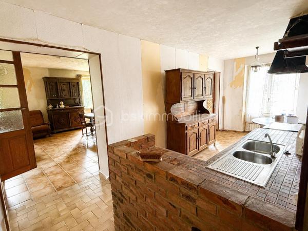 Pour les amoureux des travaux et des projets de rénovation, venez découvrir cette maison individuelle située dans un environnement calme et verdoyant dans le centre de Bassevelle, à proximité d’une école primaire et à seulement une dizaine de minutes de La Ferté-sous-Jouarre. 

Implantée sur un beau terrain arboré d’environ 1 000 m², cette propriété bénéficie d’un cadre de vie privilégié, en pleine campagne, idéal pour profiter du calme et de la nature tout en restant proche des principaux axes.

La maison offre une belle base de rénovation avec une structure saine et un très fort potentiel d’aménagement. Les fondations ainsi que la toiture sont en bon état général, permettant d’envisager sereinement les travaux de modernisation intérieure.

Au rez-de-chaussée, vous découvrirez une entrée desservant un vaste salon/séjour lumineux avec cheminée, offrant un bel espace de vie chaleureux et convivial. La cuisine indépendante et spacieuse , pourra être entièrement repensée selon vos goûts pour créer une pièce moderne et familiale.

Toujours au même niveau, la maison dispose de deux chambres, d’une salle de bain ainsi que d’un WC indépendant, permettant une vie de plain-pied particulièrement appréciable.

À l’étage, une troisième chambre vient compléter l’espace nuit, accompagnée d’une pièce supplémentaire à aménager selon vos besoins : chambre additionnelle, bureau, dressing, salle de jeux ou espace détente.

Le bien bénéficie également d’un sous-sol total ainsi que d’un garage, offrant de nombreuses possibilités de stationnement, de stockage, d’atelier ou d’aménagement complémentaire.

À l’extérieur, le grand jardin entoure agréablement la maison et laisse place à de multiples projets : terrasse, potager, piscine, espace de jeux ou aménagement paysager.

Des travaux de rénovation sont à prévoir dans l’ensemble de la maison, mais cette propriété représente une excellente opportunité pour les acquéreurs souhaitant personnaliser leur futur lieu de vie ou réaliser un investissement à fort potentiel.

Une maison pleine de charme et de possibilités, idéale pour une résidence principale, une maison de campagne ou un projet de rénovation de caractère.