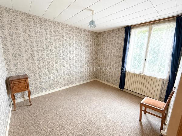 Pour les amoureux des travaux et des projets de rénovation, venez découvrir cette maison individuelle située dans un environnement calme et verdoyant dans le centre de Bassevelle, à proximité d’une école primaire et à seulement une dizaine de minutes de La Ferté-sous-Jouarre. 

Implantée sur un beau terrain arboré d’environ 1 000 m², cette propriété bénéficie d’un cadre de vie privilégié, en pleine campagne, idéal pour profiter du calme et de la nature tout en restant proche des principaux axes.

La maison offre une belle base de rénovation avec une structure saine et un très fort potentiel d’aménagement. Les fondations ainsi que la toiture sont en bon état général, permettant d’envisager sereinement les travaux de modernisation intérieure.

Au rez-de-chaussée, vous découvrirez une entrée desservant un vaste salon/séjour lumineux avec cheminée, offrant un bel espace de vie chaleureux et convivial. La cuisine indépendante et spacieuse , pourra être entièrement repensée selon vos goûts pour créer une pièce moderne et familiale.

Toujours au même niveau, la maison dispose de deux chambres, d’une salle de bain ainsi que d’un WC indépendant, permettant une vie de plain-pied particulièrement appréciable.

À l’étage, une troisième chambre vient compléter l’espace nuit, accompagnée d’une pièce supplémentaire à aménager selon vos besoins : chambre additionnelle, bureau, dressing, salle de jeux ou espace détente.

Le bien bénéficie également d’un sous-sol total ainsi que d’un garage, offrant de nombreuses possibilités de stationnement, de stockage, d’atelier ou d’aménagement complémentaire.

À l’extérieur, le grand jardin entoure agréablement la maison et laisse place à de multiples projets : terrasse, potager, piscine, espace de jeux ou aménagement paysager.

Des travaux de rénovation sont à prévoir dans l’ensemble de la maison, mais cette propriété représente une excellente opportunité pour les acquéreurs souhaitant personnaliser leur futur lieu de vie ou réaliser un investissement à fort potentiel.

Une maison pleine de charme et de possibilités, idéale pour une résidence principale, une maison de campagne ou un projet de rénovation de caractère.