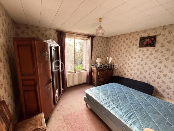 Pour les amoureux des travaux et des projets de rénovation, venez découvrir cette maison individuelle située dans un environnement calme et verdoyant dans le centre de Bassevelle, à proximité d’une école primaire et à seulement une dizaine de minutes de La Ferté-sous-Jouarre. 

Implantée sur un beau terrain arboré d’environ 1 000 m², cette propriété bénéficie d’un cadre de vie privilégié, en pleine campagne, idéal pour profiter du calme et de la nature tout en restant proche des principaux axes.

La maison offre une belle base de rénovation avec une structure saine et un très fort potentiel d’aménagement. Les fondations ainsi que la toiture sont en bon état général, permettant d’envisager sereinement les travaux de modernisation intérieure.

Au rez-de-chaussée, vous découvrirez une entrée desservant un vaste salon/séjour lumineux avec cheminée, offrant un bel espace de vie chaleureux et convivial. La cuisine indépendante et spacieuse , pourra être entièrement repensée selon vos goûts pour créer une pièce moderne et familiale.

Toujours au même niveau, la maison dispose de deux chambres, d’une salle de bain ainsi que d’un WC indépendant, permettant une vie de plain-pied particulièrement appréciable.

À l’étage, une troisième chambre vient compléter l’espace nuit, accompagnée d’une pièce supplémentaire à aménager selon vos besoins : chambre additionnelle, bureau, dressing, salle de jeux ou espace détente.

Le bien bénéficie également d’un sous-sol total ainsi que d’un garage, offrant de nombreuses possibilités de stationnement, de stockage, d’atelier ou d’aménagement complémentaire.

À l’extérieur, le grand jardin entoure agréablement la maison et laisse place à de multiples projets : terrasse, potager, piscine, espace de jeux ou aménagement paysager.

Des travaux de rénovation sont à prévoir dans l’ensemble de la maison, mais cette propriété représente une excellente opportunité pour les acquéreurs souhaitant personnaliser leur futur lieu de vie ou réaliser un investissement à fort potentiel.

Une maison pleine de charme et de possibilités, idéale pour une résidence principale, une maison de campagne ou un projet de rénovation de caractère.