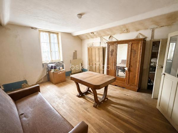 Pour les amoureux des travaux et des projets de rénovation, venez découvrir cette maison individuelle située dans un environnement calme et verdoyant dans le centre de Bassevelle, à proximité d’une école primaire et à seulement une dizaine de minutes de La Ferté-sous-Jouarre. 

Implantée sur un beau terrain arboré d’environ 1 000 m², cette propriété bénéficie d’un cadre de vie privilégié, en pleine campagne, idéal pour profiter du calme et de la nature tout en restant proche des principaux axes.

La maison offre une belle base de rénovation avec une structure saine et un très fort potentiel d’aménagement. Les fondations ainsi que la toiture sont en bon état général, permettant d’envisager sereinement les travaux de modernisation intérieure.

Au rez-de-chaussée, vous découvrirez une entrée desservant un vaste salon/séjour lumineux avec cheminée, offrant un bel espace de vie chaleureux et convivial. La cuisine indépendante et spacieuse , pourra être entièrement repensée selon vos goûts pour créer une pièce moderne et familiale.

Toujours au même niveau, la maison dispose de deux chambres, d’une salle de bain ainsi que d’un WC indépendant, permettant une vie de plain-pied particulièrement appréciable.

À l’étage, une troisième chambre vient compléter l’espace nuit, accompagnée d’une pièce supplémentaire à aménager selon vos besoins : chambre additionnelle, bureau, dressing, salle de jeux ou espace détente.

Le bien bénéficie également d’un sous-sol total ainsi que d’un garage, offrant de nombreuses possibilités de stationnement, de stockage, d’atelier ou d’aménagement complémentaire.

À l’extérieur, le grand jardin entoure agréablement la maison et laisse place à de multiples projets : terrasse, potager, piscine, espace de jeux ou aménagement paysager.

Des travaux de rénovation sont à prévoir dans l’ensemble de la maison, mais cette propriété représente une excellente opportunité pour les acquéreurs souhaitant personnaliser leur futur lieu de vie ou réaliser un investissement à fort potentiel.

Une maison pleine de charme et de possibilités, idéale pour une résidence principale, une maison de campagne ou un projet de rénovation de caractère.