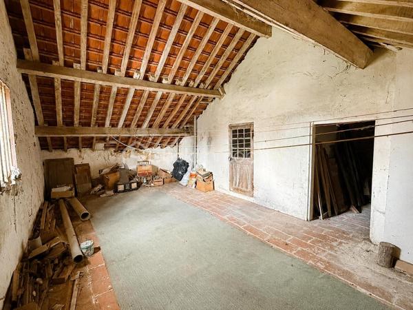 Pour les amoureux des travaux et des projets de rénovation, venez découvrir cette maison individuelle située dans un environnement calme et verdoyant dans le centre de Bassevelle, à proximité d’une école primaire et à seulement une dizaine de minutes de La Ferté-sous-Jouarre. 

Implantée sur un beau terrain arboré d’environ 1 000 m², cette propriété bénéficie d’un cadre de vie privilégié, en pleine campagne, idéal pour profiter du calme et de la nature tout en restant proche des principaux axes.

La maison offre une belle base de rénovation avec une structure saine et un très fort potentiel d’aménagement. Les fondations ainsi que la toiture sont en bon état général, permettant d’envisager sereinement les travaux de modernisation intérieure.

Au rez-de-chaussée, vous découvrirez une entrée desservant un vaste salon/séjour lumineux avec cheminée, offrant un bel espace de vie chaleureux et convivial. La cuisine indépendante et spacieuse , pourra être entièrement repensée selon vos goûts pour créer une pièce moderne et familiale.

Toujours au même niveau, la maison dispose de deux chambres, d’une salle de bain ainsi que d’un WC indépendant, permettant une vie de plain-pied particulièrement appréciable.

À l’étage, une troisième chambre vient compléter l’espace nuit, accompagnée d’une pièce supplémentaire à aménager selon vos besoins : chambre additionnelle, bureau, dressing, salle de jeux ou espace détente.

Le bien bénéficie également d’un sous-sol total ainsi que d’un garage, offrant de nombreuses possibilités de stationnement, de stockage, d’atelier ou d’aménagement complémentaire.

À l’extérieur, le grand jardin entoure agréablement la maison et laisse place à de multiples projets : terrasse, potager, piscine, espace de jeux ou aménagement paysager.

Des travaux de rénovation sont à prévoir dans l’ensemble de la maison, mais cette propriété représente une excellente opportunité pour les acquéreurs souhaitant personnaliser leur futur lieu de vie ou réaliser un investissement à fort potentiel.

Une maison pleine de charme et de possibilités, idéale pour une résidence principale, une maison de campagne ou un projet de rénovation de caractère.