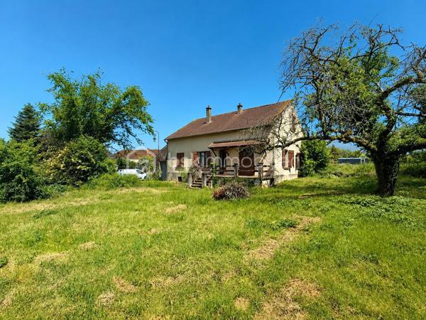 Pour les amoureux des travaux et des projets de rénovation, venez découvrir cette maison individuelle située dans un environnement calme et verdoyant dans le centre de Bassevelle, à proximité d’une école primaire et à seulement une dizaine de minutes de La Ferté-sous-Jouarre. 

Implantée sur un beau terrain arboré d’environ 1 000 m², cette propriété bénéficie d’un cadre de vie privilégié, en pleine campagne, idéal pour profiter du calme et de la nature tout en restant proche des principaux axes.

La maison offre une belle base de rénovation avec une structure saine et un très fort potentiel d’aménagement. Les fondations ainsi que la toiture sont en bon état général, permettant d’envisager sereinement les travaux de modernisation intérieure.

Au rez-de-chaussée, vous découvrirez une entrée desservant un vaste salon/séjour lumineux avec cheminée, offrant un bel espace de vie chaleureux et convivial. La cuisine indépendante et spacieuse , pourra être entièrement repensée selon vos goûts pour créer une pièce moderne et familiale.

Toujours au même niveau, la maison dispose de deux chambres, d’une salle de bain ainsi que d’un WC indépendant, permettant une vie de plain-pied particulièrement appréciable.

À l’étage, une troisième chambre vient compléter l’espace nuit, accompagnée d’une pièce supplémentaire à aménager selon vos besoins : chambre additionnelle, bureau, dressing, salle de jeux ou espace détente.

Le bien bénéficie également d’un sous-sol total ainsi que d’un garage, offrant de nombreuses possibilités de stationnement, de stockage, d’atelier ou d’aménagement complémentaire.

À l’extérieur, le grand jardin entoure agréablement la maison et laisse place à de multiples projets : terrasse, potager, piscine, espace de jeux ou aménagement paysager.

Des travaux de rénovation sont à prévoir dans l’ensemble de la maison, mais cette propriété représente une excellente opportunité pour les acquéreurs souhaitant personnaliser leur futur lieu de vie ou réaliser un investissement à fort potentiel.

Une maison pleine de charme et de possibilités, idéale pour une résidence principale, une maison de campagne ou un projet de rénovation de caractère.