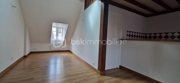 Au centre ville de Nemours, Appartement d'environ 70 m² ( Loi carrez 49 m²) situé au 2ème étage dans une petite copropriété au calme.
Il se compose d'un séjour/salle à manger avec cuisine ouverte, une chambre, une salle de bain et un WC séparé.
A l'étage, une belle pièce.

Appartement restauré entièrement ( radiateurs inertie sèche, électricité aux normes).
Pas de travaux à prévoir.

Commerces, écoles, transports à proximité.