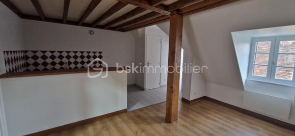 Au centre ville de Nemours, Appartement d'environ 70 m² ( Loi carrez 49 m²) situé au 2ème étage dans une petite copropriété au calme.
Il se compose d'un séjour/salle à manger avec cuisine ouverte, une chambre, une salle de bain et un WC séparé.
A l'étage, une belle pièce.

Appartement restauré entièrement ( radiateurs inertie sèche, électricité aux normes).
Pas de travaux à prévoir.

Commerces, écoles, transports à proximité.