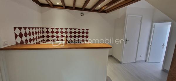 Au centre ville de Nemours, Appartement d'environ 70 m² ( Loi carrez 49 m²) situé au 2ème étage dans une petite copropriété au calme.
Il se compose d'un séjour/salle à manger avec cuisine ouverte, une chambre, une salle de bain et un WC séparé.
A l'étage, une belle pièce.

Appartement restauré entièrement ( radiateurs inertie sèche, électricité aux normes).
Pas de travaux à prévoir.

Commerces, écoles, transports à proximité.