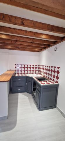 Au centre ville de Nemours, Appartement d'environ 70 m² ( Loi carrez 49 m²) situé au 2ème étage dans une petite copropriété au calme.
Il se compose d'un séjour/salle à manger avec cuisine ouverte, une chambre, une salle de bain et un WC séparé.
A l'étage, une belle pièce.

Appartement restauré entièrement ( radiateurs inertie sèche, électricité aux normes).
Pas de travaux à prévoir.

Commerces, écoles, transports à proximité.