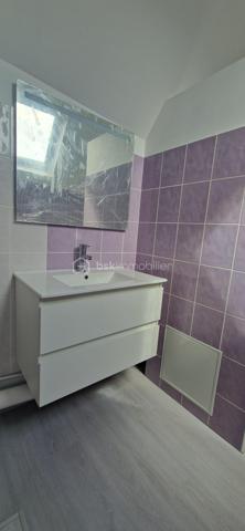 Au centre ville de Nemours, Appartement d'environ 70 m² ( Loi carrez 49 m²) situé au 2ème étage dans une petite copropriété au calme.
Il se compose d'un séjour/salle à manger avec cuisine ouverte, une chambre, une salle de bain et un WC séparé.
A l'étage, une belle pièce.

Appartement restauré entièrement ( radiateurs inertie sèche, électricité aux normes).
Pas de travaux à prévoir.

Commerces, écoles, transports à proximité.
