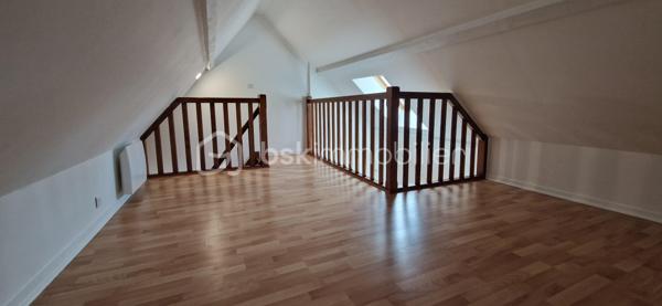 Au centre ville de Nemours, Appartement d'environ 70 m² ( Loi carrez 49 m²) situé au 2ème étage dans une petite copropriété au calme.
Il se compose d'un séjour/salle à manger avec cuisine ouverte, une chambre, une salle de bain et un WC séparé.
A l'étage, une belle pièce.

Appartement restauré entièrement ( radiateurs inertie sèche, électricité aux normes).
Pas de travaux à prévoir.

Commerces, écoles, transports à proximité.