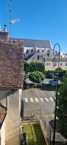Au centre ville de Nemours, Appartement d'environ 70 m² ( Loi carrez 49 m²) situé au 2ème étage dans une petite copropriété au calme.
Il se compose d'un séjour/salle à manger avec cuisine ouverte, une chambre, une salle de bain et un WC séparé.
A l'étage, une belle pièce.

Appartement restauré entièrement ( radiateurs inertie sèche, électricité aux normes).
Pas de travaux à prévoir.

Commerces, écoles, transports à proximité.