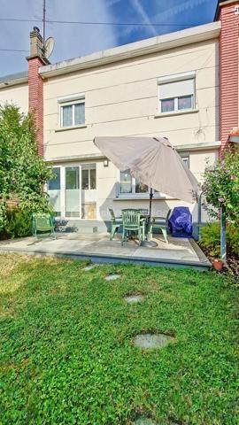 Située dans un parc résidentiel à 2 pas de la mairie, cette jolie maison vous propose un cadre de vie paisible, à l'abri des nuisances urbaines. Son environnement calme et sécurisé est idéal pour profiter pleinement de la nature tout en restant proche des commodités et des transports.

Dès l’entrée, vous serez séduit par l’agencement de cette maison qui ne nécessite aucun travaux. La cuisine américaine, moderne et fonctionnelle, s’ouvre sur un espace de vie lumineux, l'ensemble pour 31m² environ, un WC est également situé au rez-de-chaussée, pratique pour vos invités.

À l'étage, vous trouverez un dégagement desservant trois chambres. La salle de bains ainsi qu’un second WC, complètent cet étage. L'intérieur de la maison est soigneusement décoré

À l'extérieur, vous profiterez d’un jardin privatif d’environ 120 m², parfait pour aménager un coin de détente sur la terrasse.

En résumé, cette maison bien située, sans aucun travaux à prévoir, offre un cadre de vie privilégié dans un environnement tranquille et sécurisé, alliant confort, calme et proximité avec la nature.

Ne tardez pas à venir la découvrir !