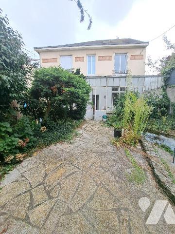 GAMBETTA - MONOD
Maison à rafraîchir comprenant entrée, salon-séjour avec parquets, verrière, ...