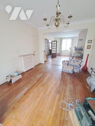 GAMBETTA - MONOD
Maison à rafraîchir comprenant entrée, salon-séjour avec parquets, verrière, ...