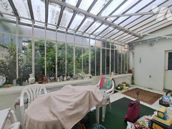 GAMBETTA - MONOD
Maison à rafraîchir comprenant entrée, salon-séjour avec parquets, verrière, ...