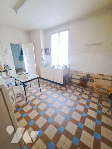 GAMBETTA - MONOD
Maison à rafraîchir comprenant entrée, salon-séjour avec parquets, verrière, ...