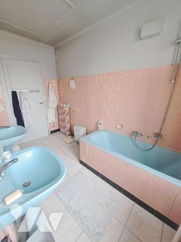 GAMBETTA - MONOD
Maison à rafraîchir comprenant entrée, salon-séjour avec parquets, verrière, ...