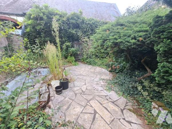 GAMBETTA - MONOD
Maison à rafraîchir comprenant entrée, salon-séjour avec parquets, verrière, ...