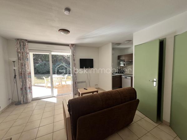 Le Verdon sur mer, dans une résidence située entre les plages Océanes et le village.
Résidence avec piscine.
Appartement en RDC d'environ 36m2 composé d'un séjour ouvert sur une terrasse, une cuisine, un WC séparé, une salle de bain et une chambre.
Vendu équipé et meublé.
Idéal pied à terre ou investissement locatif.
A visiter rapidement