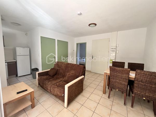 Le Verdon sur mer, dans une résidence située entre les plages Océanes et le village.
Résidence avec piscine.
Appartement en RDC d'environ 36m2 composé d'un séjour ouvert sur une terrasse, une cuisine, un WC séparé, une salle de bain et une chambre.
Vendu équipé et meublé.
Idéal pied à terre ou investissement locatif.
A visiter rapidement