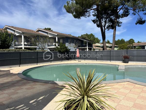 Le Verdon sur mer, dans une résidence située entre les plages Océanes et le village.
Résidence avec piscine.
Appartement en RDC d'environ 36m2 composé d'un séjour ouvert sur une terrasse, une cuisine, un WC séparé, une salle de bain et une chambre.
Vendu équipé et meublé.
Idéal pied à terre ou investissement locatif.
A visiter rapidement