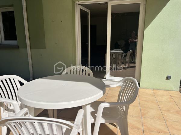 Le Verdon sur mer, dans une résidence située entre les plages Océanes et le village.
Résidence avec piscine.
Appartement en RDC d'environ 36m2 composé d'un séjour ouvert sur une terrasse, une cuisine, un WC séparé, une salle de bain et une chambre.
Vendu équipé et meublé.
Idéal pied à terre ou investissement locatif.
A visiter rapidement