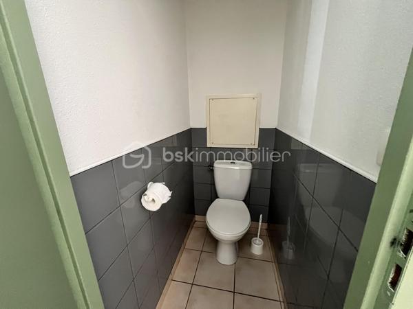 Le Verdon sur mer, dans une résidence située entre les plages Océanes et le village.
Résidence avec piscine.
Appartement en RDC d'environ 36m2 composé d'un séjour ouvert sur une terrasse, une cuisine, un WC séparé, une salle de bain et une chambre.
Vendu équipé et meublé.
Idéal pied à terre ou investissement locatif.
A visiter rapidement