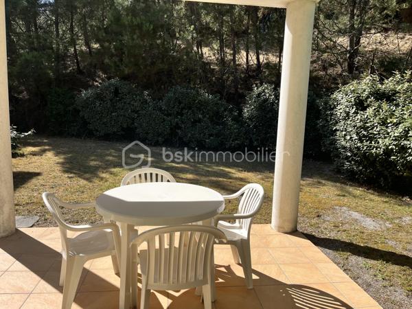 Le Verdon sur mer, dans une résidence située entre les plages Océanes et le village.
Résidence avec piscine.
Appartement en RDC d'environ 36m2 composé d'un séjour ouvert sur une terrasse, une cuisine, un WC séparé, une salle de bain et une chambre.
Vendu équipé et meublé.
Idéal pied à terre ou investissement locatif.
A visiter rapidement