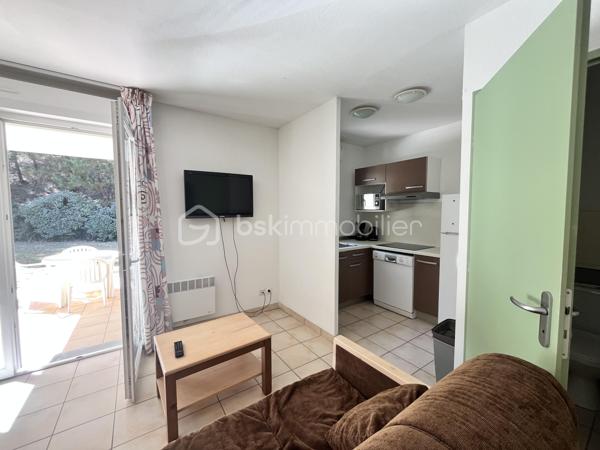 Le Verdon sur mer, dans une résidence située entre les plages Océanes et le village.
Résidence avec piscine.
Appartement en RDC d'environ 36m2 composé d'un séjour ouvert sur une terrasse, une cuisine, un WC séparé, une salle de bain et une chambre.
Vendu équipé et meublé.
Idéal pied à terre ou investissement locatif.
A visiter rapidement