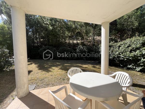 Le Verdon sur mer, dans une résidence située entre les plages Océanes et le village.
Résidence avec piscine.
Appartement en RDC d'environ 36m2 composé d'un séjour ouvert sur une terrasse, une cuisine, un WC séparé, une salle de bain et une chambre.
Vendu équipé et meublé.
Idéal pied à terre ou investissement locatif.
A visiter rapidement