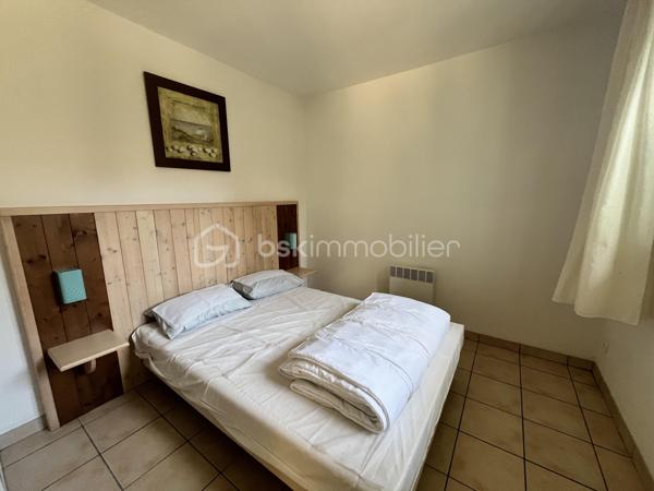 Le Verdon sur mer, dans une résidence située entre les plages Océanes et le village.
Résidence avec piscine.
Appartement en RDC d'environ 36m2 composé d'un séjour ouvert sur une terrasse, une cuisine, un WC séparé, une salle de bain et une chambre.
Vendu équipé et meublé.
Idéal pied à terre ou investissement locatif.
A visiter rapidement