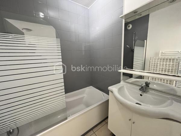 Le Verdon sur mer, dans une résidence située entre les plages Océanes et le village.
Résidence avec piscine.
Appartement en RDC d'environ 36m2 composé d'un séjour ouvert sur une terrasse, une cuisine, un WC séparé, une salle de bain et une chambre.
Vendu équipé et meublé.
Idéal pied à terre ou investissement locatif.
A visiter rapidement
