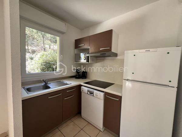 Le Verdon sur mer, dans une résidence située entre les plages Océanes et le village.
Résidence avec piscine.
Appartement en RDC d'environ 36m2 composé d'un séjour ouvert sur une terrasse, une cuisine, un WC séparé, une salle de bain et une chambre.
Vendu équipé et meublé.
Idéal pied à terre ou investissement locatif.
A visiter rapidement