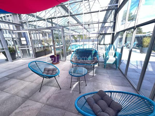 Le Verdon sur mer, dans une résidence située entre les plages Océanes et le village.
Résidence avec piscine.
Appartement en RDC d'environ 36m2 composé d'un séjour ouvert sur une terrasse, une cuisine, un WC séparé, une salle de bain et une chambre.
Vendu équipé et meublé.
Idéal pied à terre ou investissement locatif.
A visiter rapidement