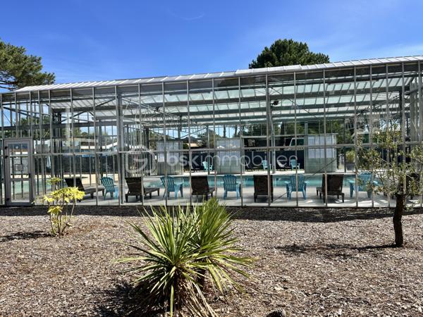 Le Verdon sur mer, dans une résidence située entre les plages Océanes et le village.
Résidence avec piscine.
Appartement en RDC d'environ 36m2 composé d'un séjour ouvert sur une terrasse, une cuisine, un WC séparé, une salle de bain et une chambre.
Vendu équipé et meublé.
Idéal pied à terre ou investissement locatif.
A visiter rapidement