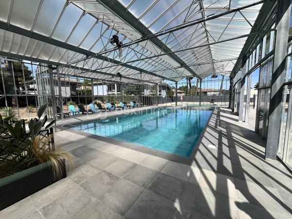 Le Verdon sur mer, dans une résidence située entre les plages Océanes et le village.
Résidence avec piscine.
Appartement en RDC d'environ 36m2 composé d'un séjour ouvert sur une terrasse, une cuisine, un WC séparé, une salle de bain et une chambre.
Vendu équipé et meublé.
Idéal pied à terre ou investissement locatif.
A visiter rapidement