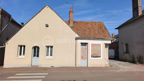Situé en centre ville de Coullons (45) petite commune rurale - attractive - ce local commercial avec LICENCE IV à vocation de restaurant bénéficie d'un emplacement de choix avec terrasse et stationnement à proximité - véritables atouts pour accueillir une clientèle.
Le bien se compose d'un espace café/bar avec salle attenante , d'une cuisine, d'une salle de réception, de sanitaires accessibles PMR, d'un local commercial, d'une cave en sous-partie.
En complément, une dépendance mitoyenne à rénover et à réhabiliter offre de nombreuses perspectives : création de logement - développement de l'activité ou tout autre projet.
Une belle opportunité pour les professionnels de la restauration, les investisseurs ou les porteurs de projets souhaitant exploiter un établissement bénéficiant d'un historique commercial